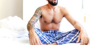 Homme en pyjama au lit