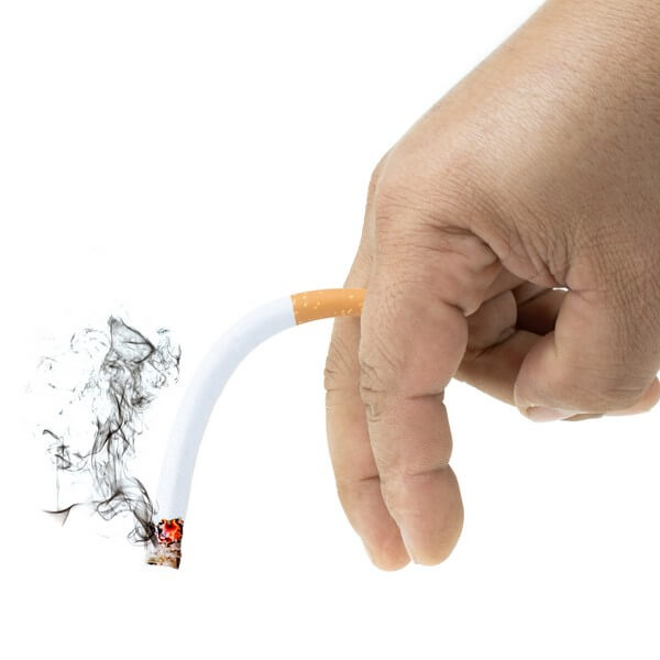 Homme qui fume une cigarette molle