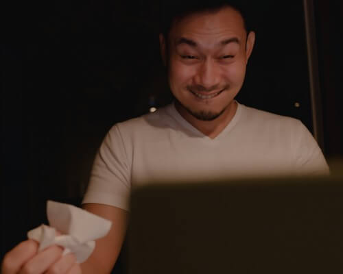 Homme excité qui regarde le porno