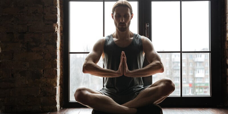 Faire une pose de yoga